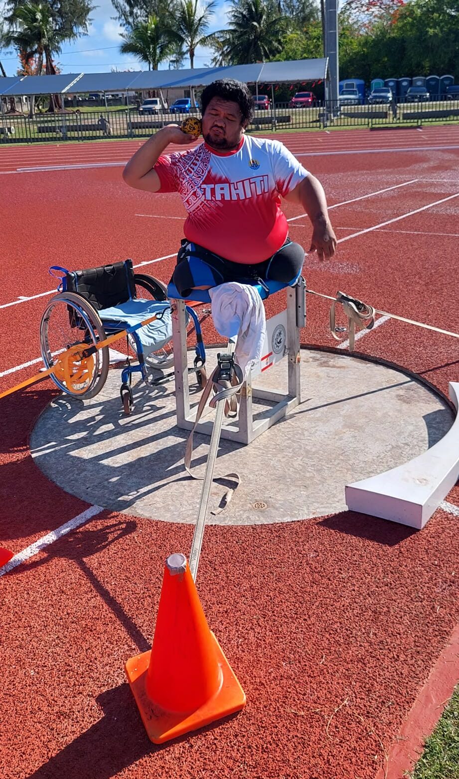 Christian Chee Ayee se prépare à lancer un poids.